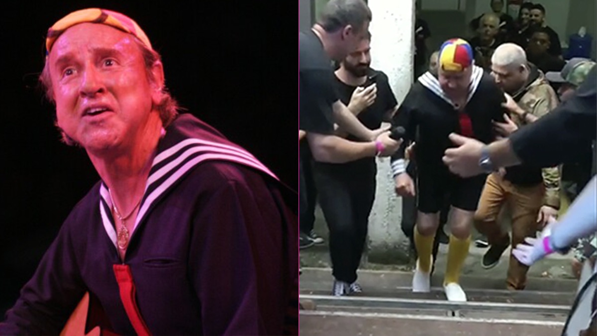 Carlos Villagrán ‘Kiko’ preocupa a sus fans tras casi caerse de una escalera en pleno show